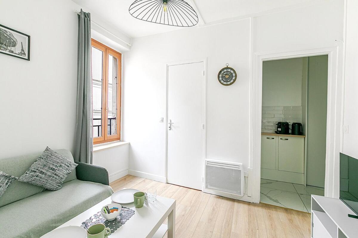 Nid Douillet Pour Deux Dans Le Des Artistes * Paris