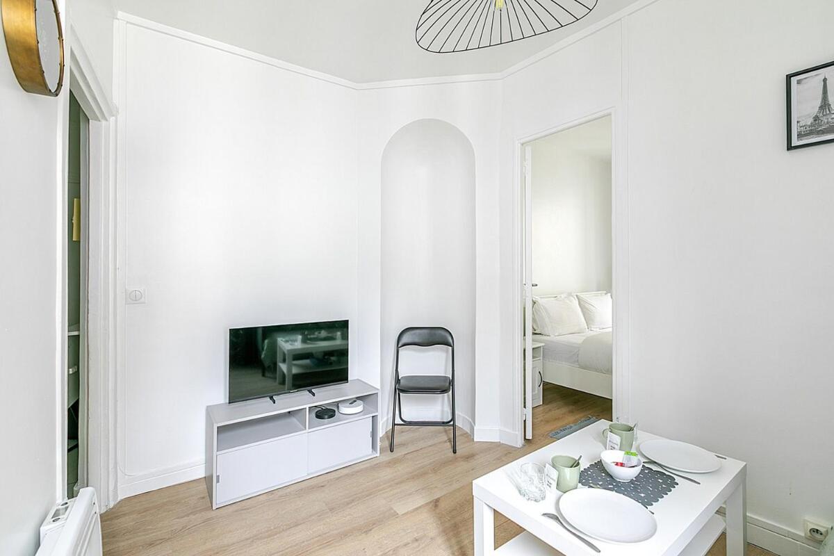 Apartment Nid Douillet Pour Deux Dans Le Des Artistes Paris