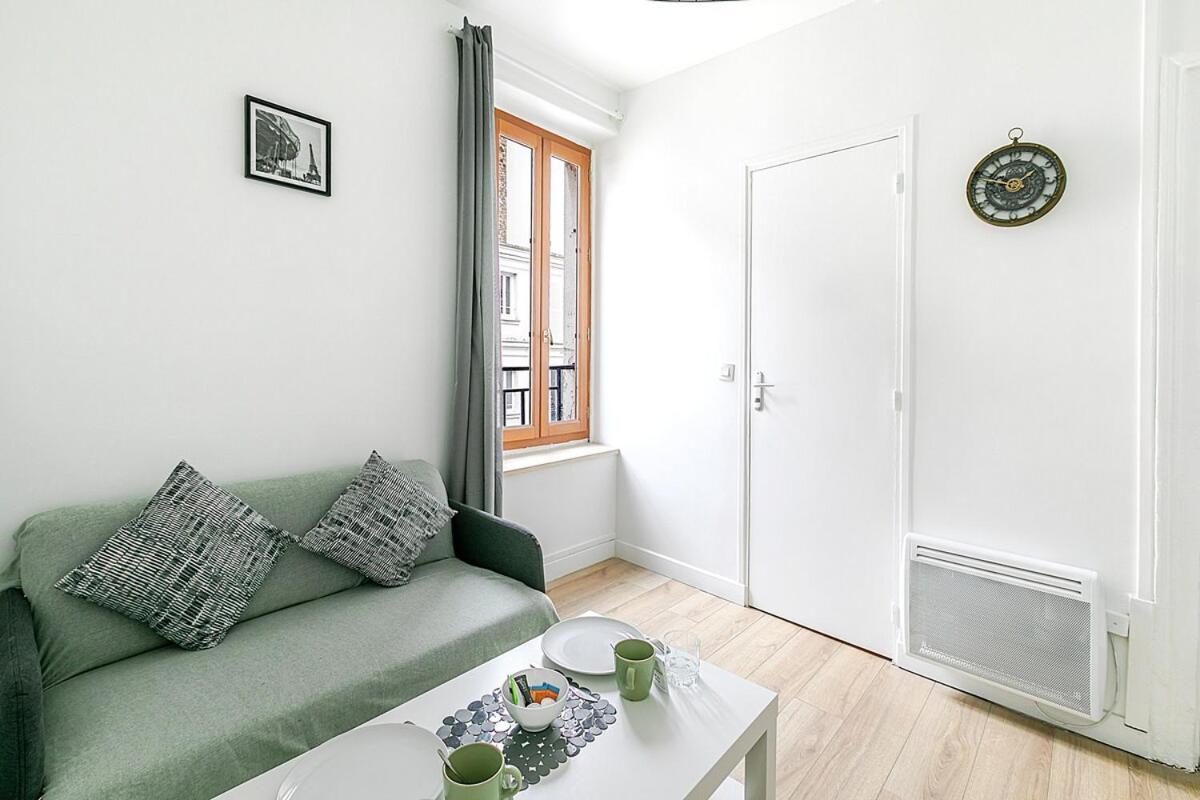 Nid Douillet Pour Deux Dans Le Des Artistes * Paris